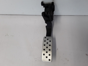  Accelerator pedal 