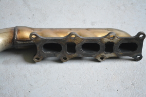  Exhaust manifold 