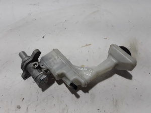  Master cylinder 