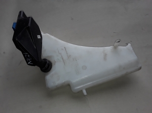  Windscreen washer tank front 