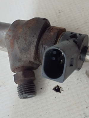  Fuel injector 