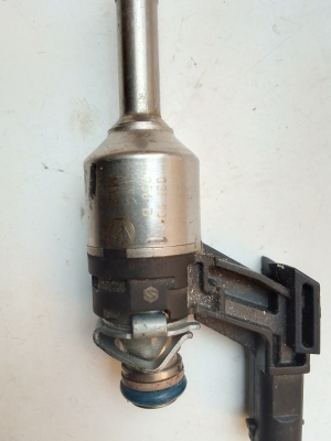  Fuel injector 