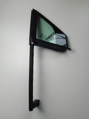  Fenêtre triangulaire avant vitre 