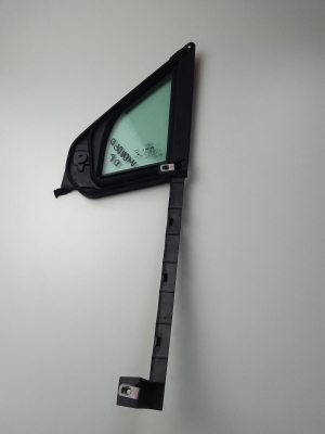 Fenêtre triangulaire avant vitre 