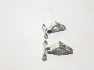  Charnière supérieure de porte avant 