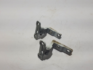  Charnière supérieure de porte avant 