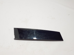  Baguette extérieure de vitre de porte avant 