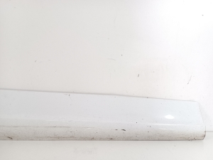  Moulure de porte avant 