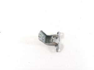  Charnière inférieure de porte avant 