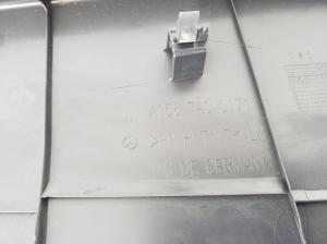  Autre détail du poinçon de couvercle de coffre 