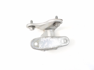  Charnière inférieure de porte avant 
