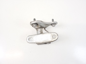  Charnière inférieure de porte avant 