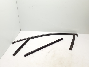  Baguette extérieure de vitre de porte avant 