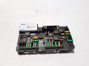  Boîtier de fusibles dans le coffre 