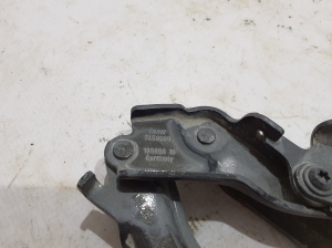  Charnière de capot moteur 