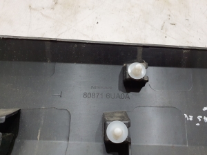  Moulure de porte avant 