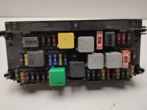  Support de boîtier de fusibles moteur 