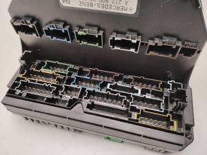 Support de boîtier de fusibles moteur 